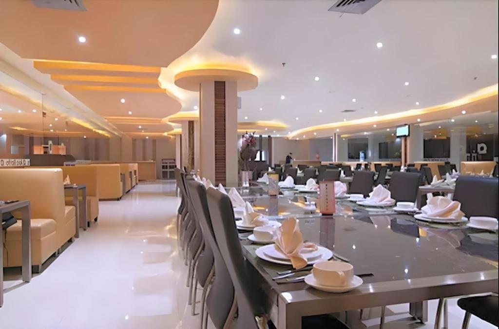 Aria Barito Hotel Banjarmasin  Buitenkant foto